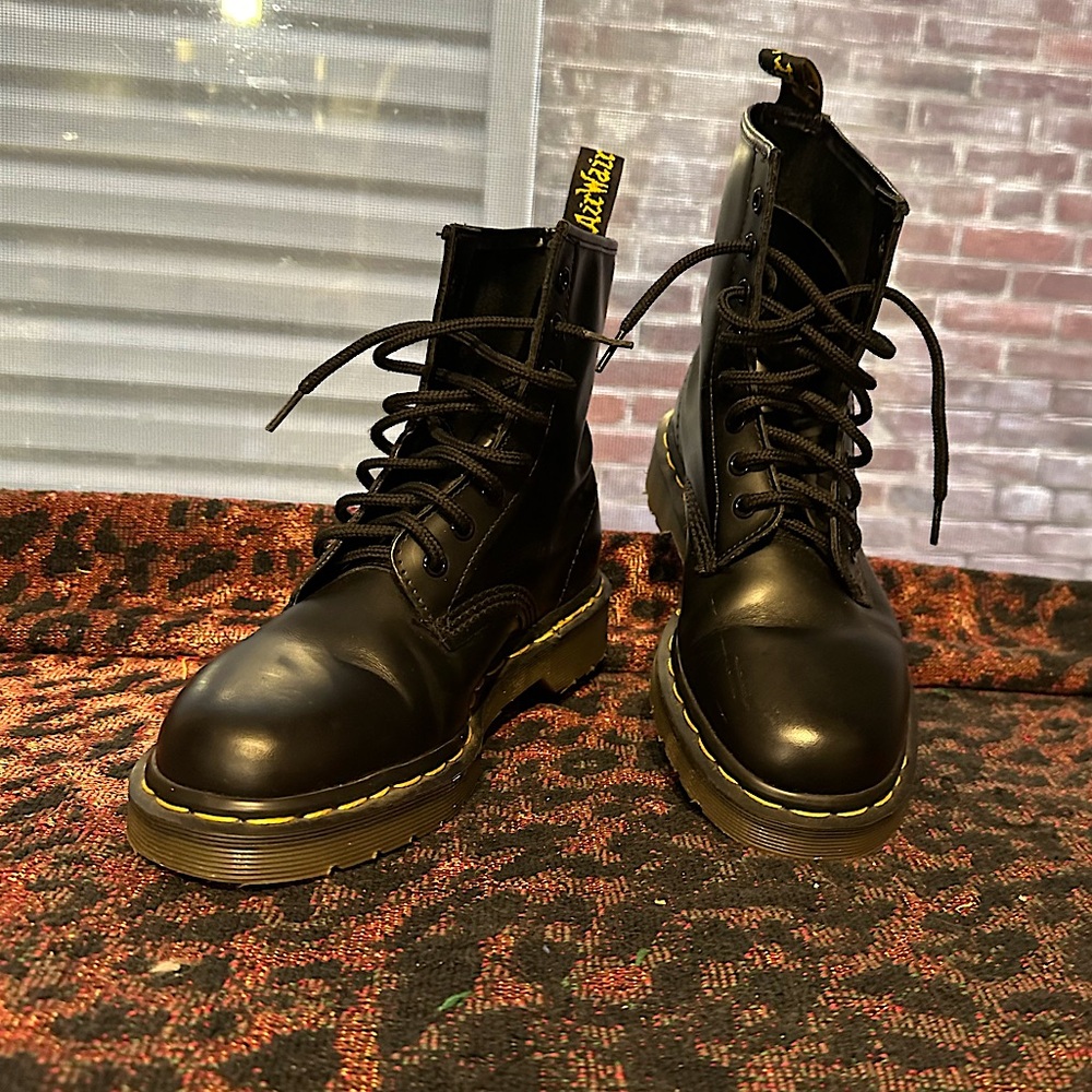 Women’s black leather Doctor Martens size USA 7 worn once